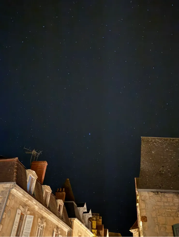 窗前，看莎拉夜晚的星空