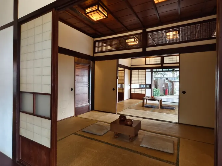 由後緣側（相當於後廊）可穿視「次之間」（相當於起居間）、「座敷」（相當於客廳）及前緣側（相當於前廊），通風良好。