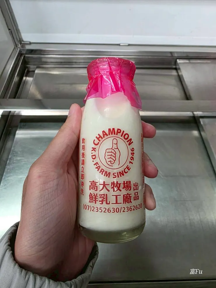 每一杯都使用整罐高大鮮奶，一杯才45元，有來到左營區附近時，真的要來買爆一下。