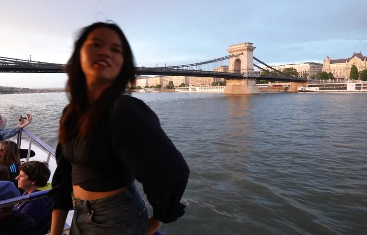 布達佩斯的多瑙河游船絕讚，但後來這件我很喜歡的上衣被偷了。