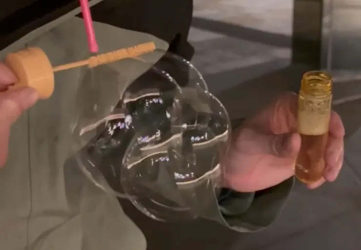 太空氣球管結合泡泡管，好多泡泡串在一起，真可愛