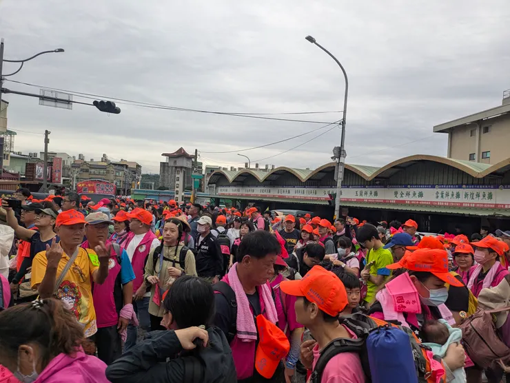 只要大家一起穿，什麼螢光色顏色都合理了！