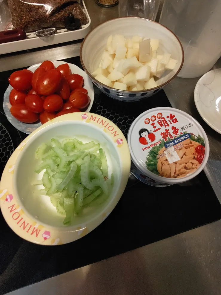 馬鈴薯切丁，小番茄，鮪魚罐頭，西洋芹薄片