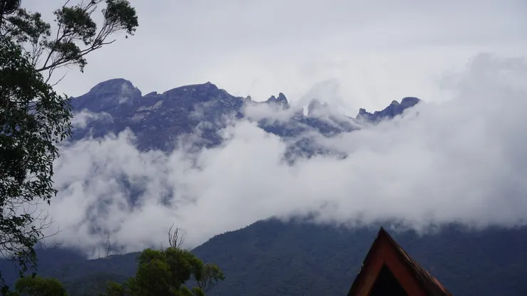 雲霧裊裊的神山