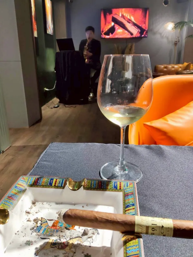 聽著爵士樂品味雪茄與白酒