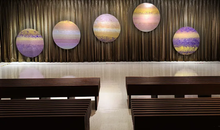 積吶虹光以「虹心球」作為核心意象，將個體的情感、記憶與信念，轉化為可被觀看、停留與共振的能量場。作品中的色彩不指向對立，而是在光譜之中展開一種中道的關係狀態，多元共存、彼此理解、緩慢靠近。