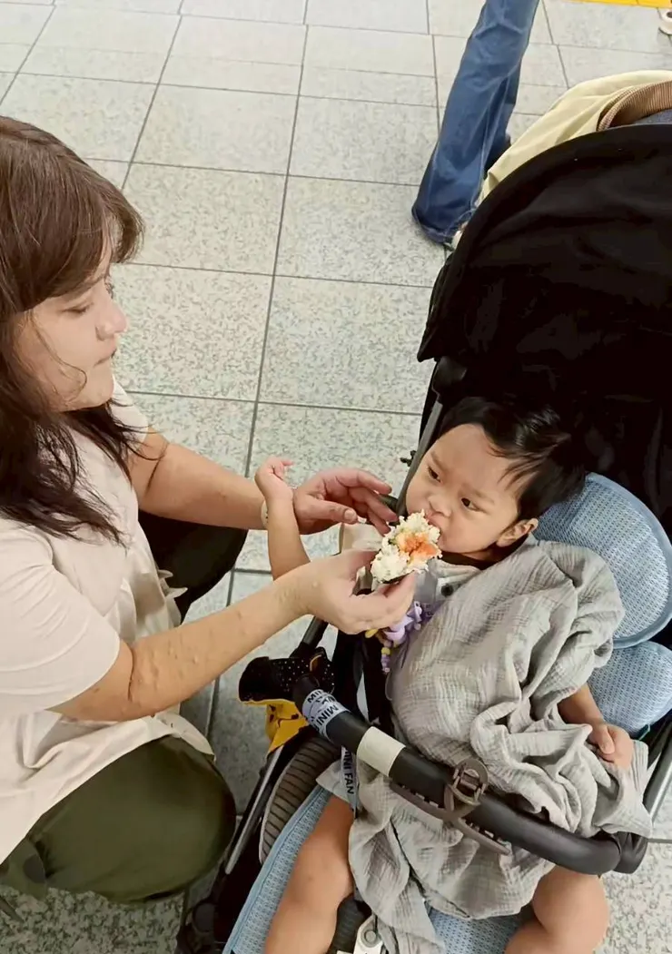 媽咪餵珍豬吃肉包