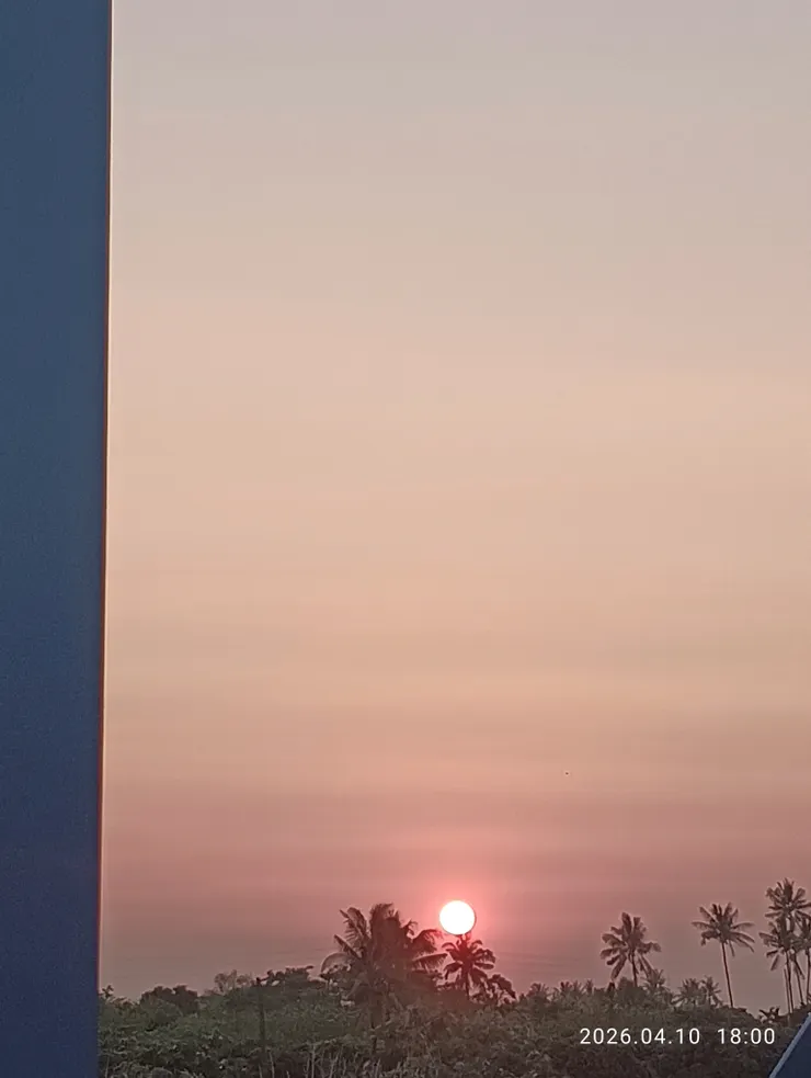 台上誰共銷魂望，皆自拍攝