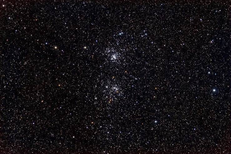 我真的很不會挑文章照片，只好直接抓維基的雙星團檔案照(By Genuson, Wikipedia)