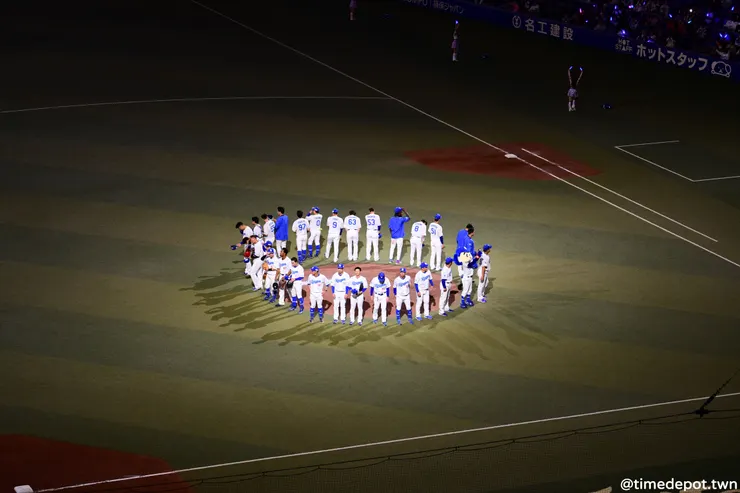 賽後球員圍圈圈向觀眾致意