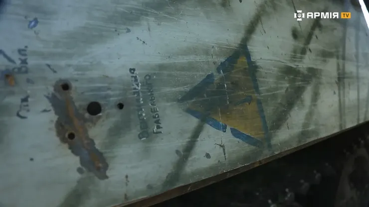 影片中提到該車的外部裝甲板其實為其他地方拆卸而來的薄金屬板，實際的防護功能有限。(畫面來源：Армія TV)