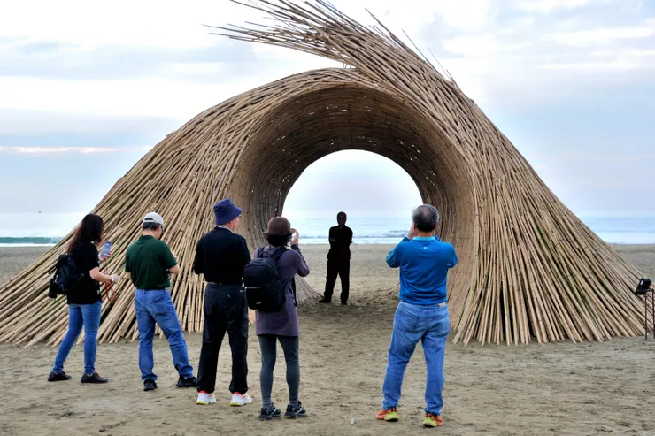 【賞嘆劉棟拚布畫搞怪沙灘夕照中】