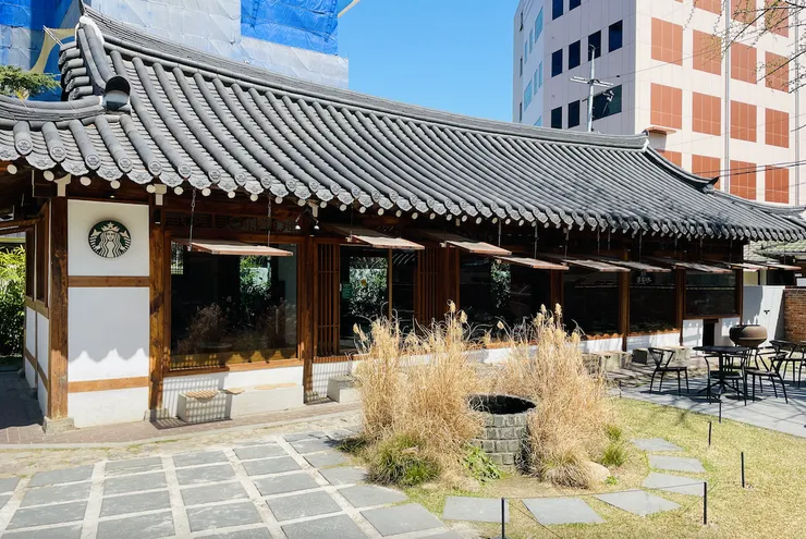 兩棟之間的中庭,旁邊設有座位區,在有陽光的日子,同時品嘗咖啡的香醇,盡享悠閒之感。