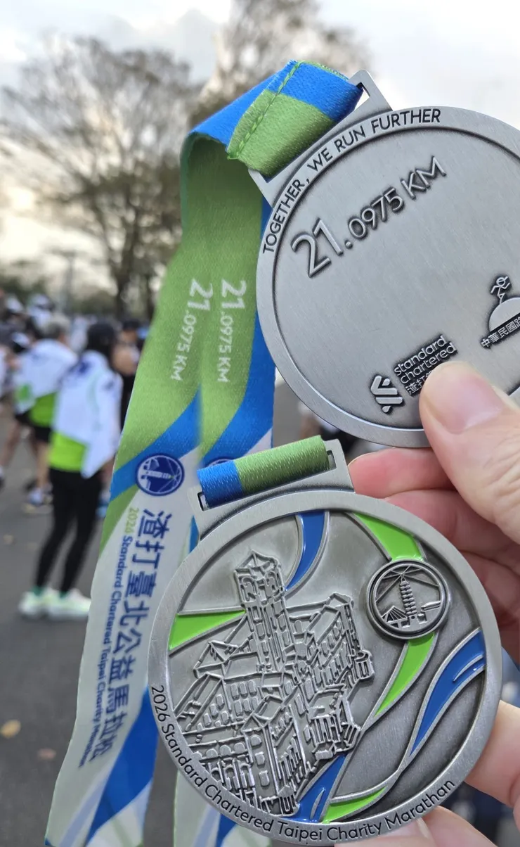 完賽獎牌被發現「Marathon」誤植為「Marathan」,成為這場賽事意外的「亮點」,這塊「馬拉桑」或許也意外地更值得收藏,而渣打銀行火速開放申請重製的處理也值得肯定。