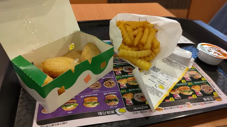 便宜好吃，但怕晚上太飽，所以沒有點很多。座位旁是一個拿著高雄捷運吉祥物貓貓的日本妹妹，他離開時還回來按了自動門兩次。介於可愛和煩躁之間吧。