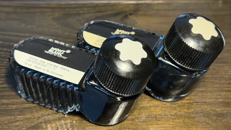 西德年代的萬寶龍墨水，黑色、藍黑各一瓶。