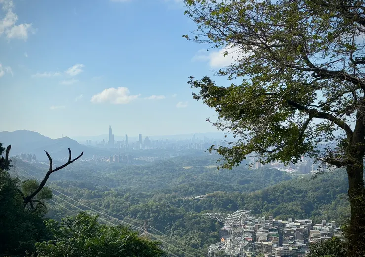 天秀宮的視野亦是極好，是欣賞黃昏與百萬夜景的熱門去處