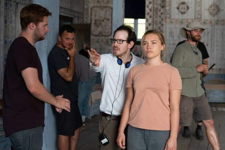 《仲夏魘》電影片場照；圖中分別為導演艾瑞艾斯特、主演佛蘿倫絲普伊。