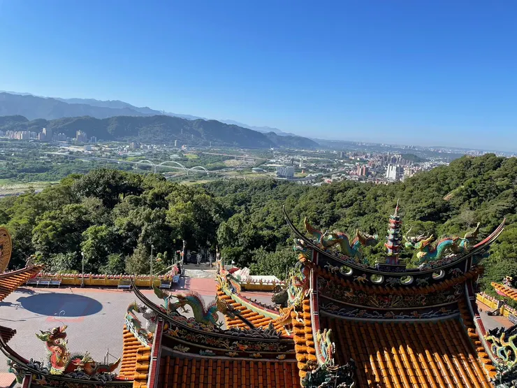 碧龍宮置頂處可遠眺石門水庫、三峽市區