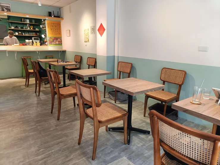 鬆土咖啡有著樸實的內部空間