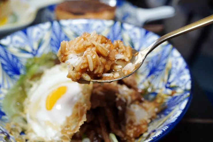 高雄楠梓智勝所香港餐廳:香港簡餐,道地港味一吃就愛上!麻辣肉