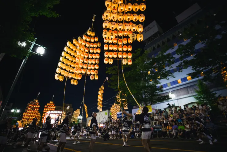 用竿燈代表結實累累的稻穗，祈求來年一樣物產豐收