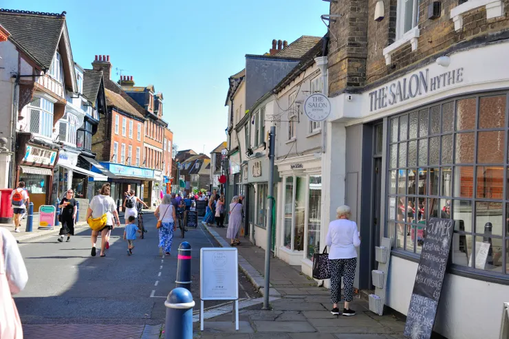 【中午12點左右的高街，總算有點人氣，但最多也就這樣了！看得到年輕人與小孩，老人仍不少。】