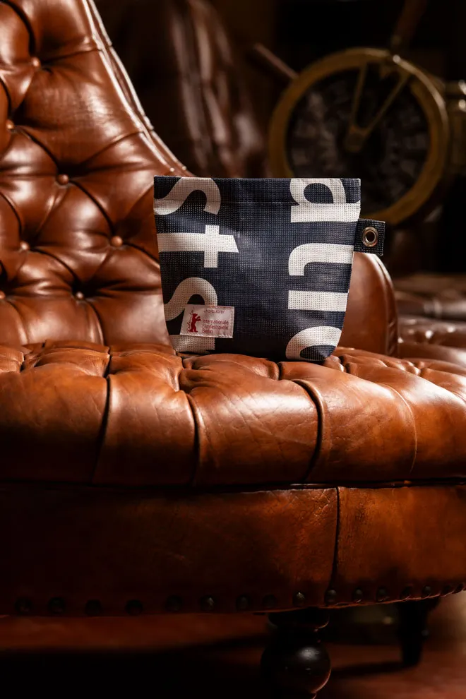 用上一屆的廣告帆布回收製作的化妝包22.9歐元