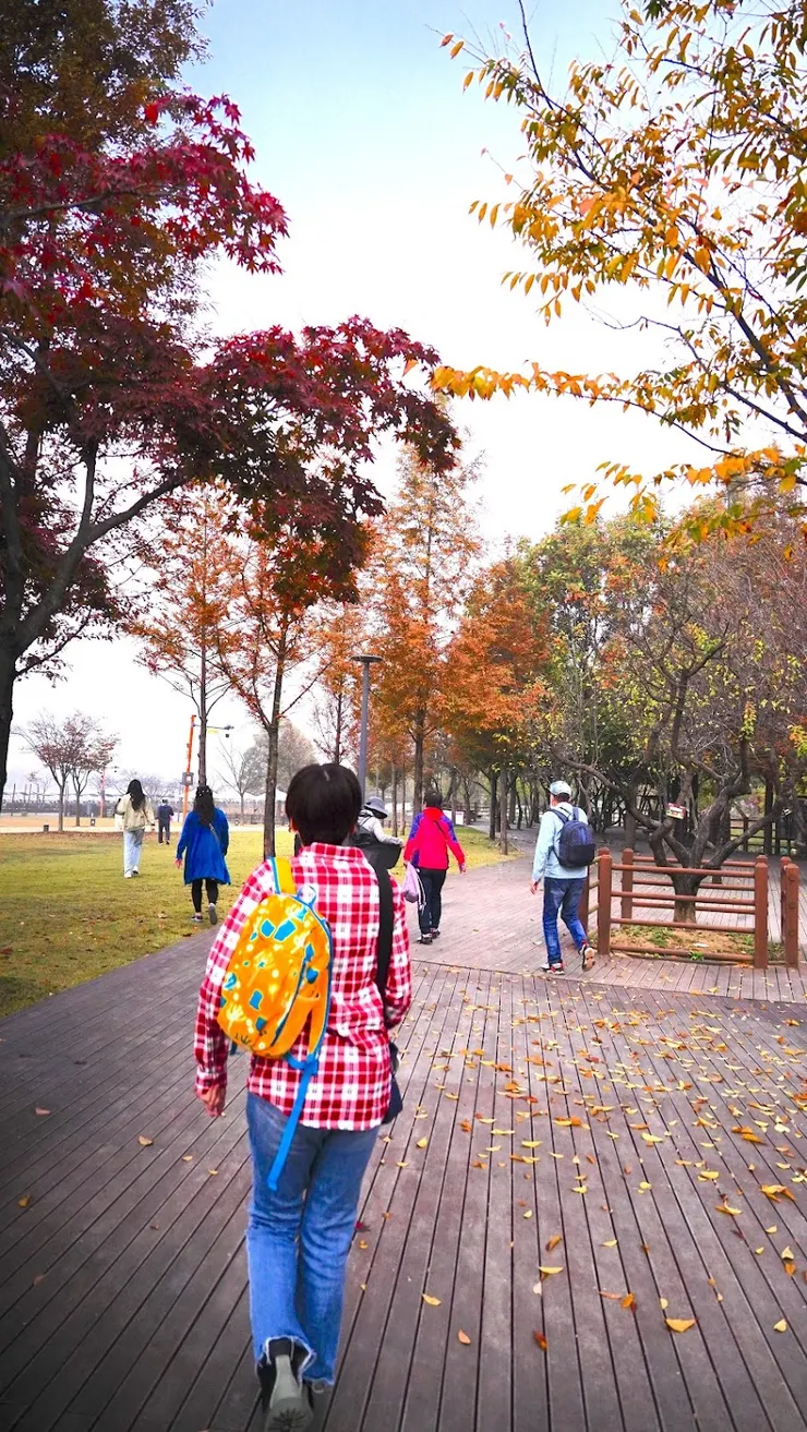 快步往乘車處前進