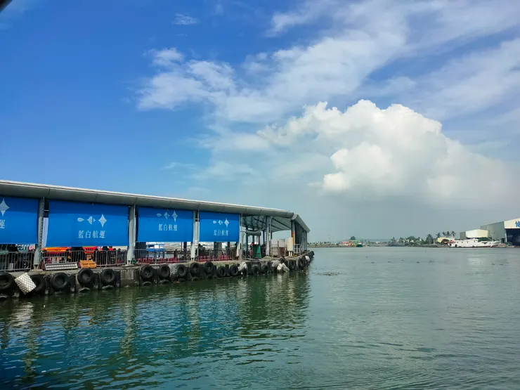 搭船啦！碼頭滿滿的人