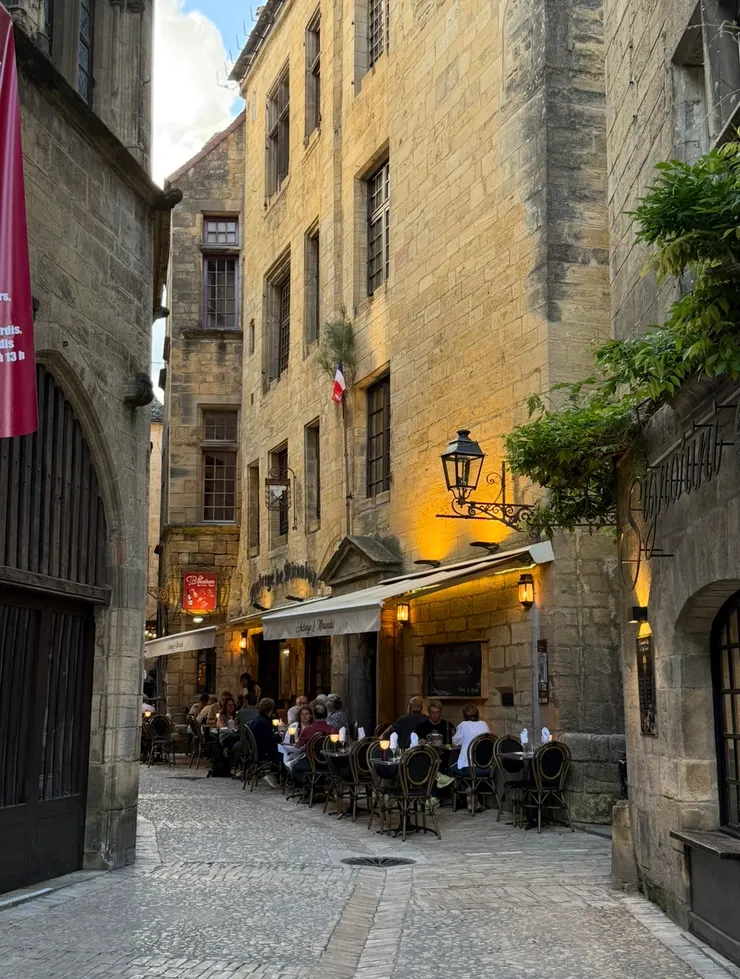 亮起的燈下，吃一頓幸福的晚餐