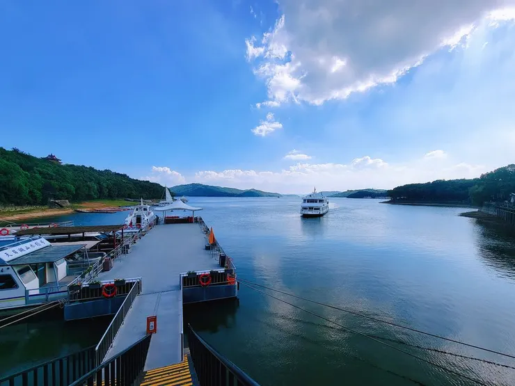 ▲素有「江南明珠」、「綠色仙境」之稱的江蘇溧陽天目湖與台灣日月潭締結姊妹湖。（攝影／水靜葳環遊世界366天）