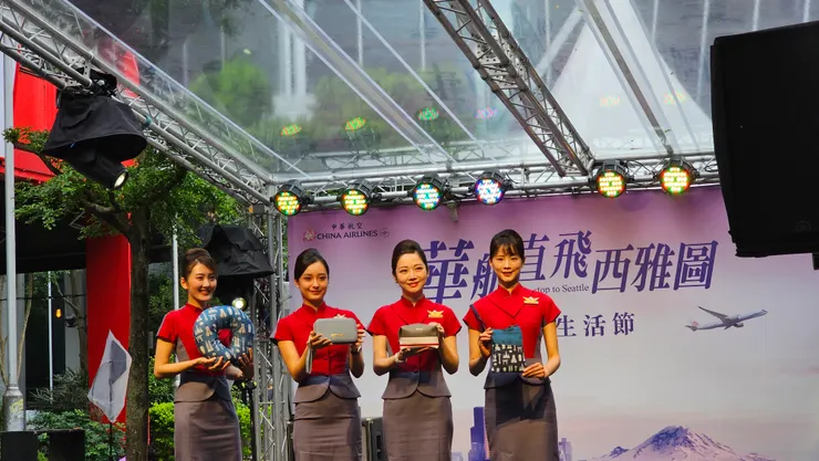 華航空服員正在展示直飛西雅圖的首航機上贈品以及過夜包!