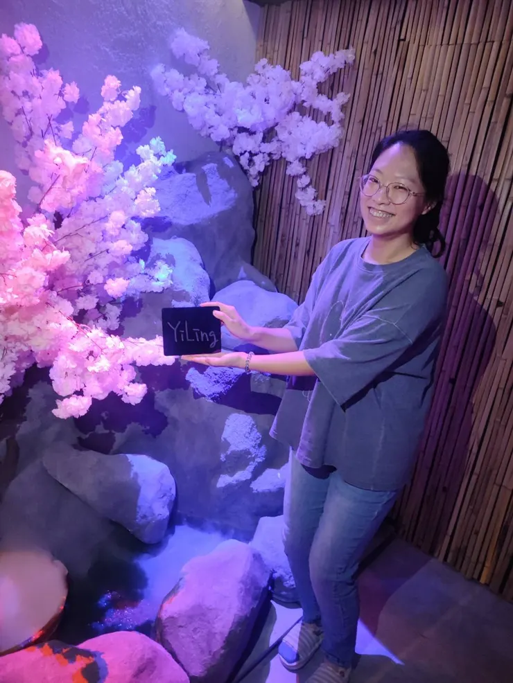 是想跟名牌合照，但變得很像跟花的名牌合照XD