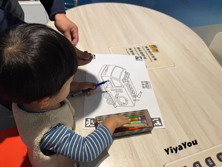 孩子取一張圖上色(有許多相關圖案可以選)