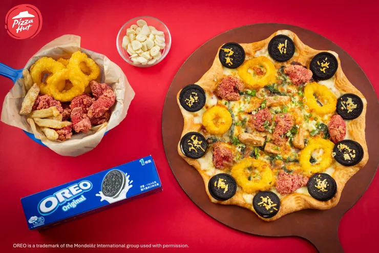必勝客×OREO攜手推出「OREO餅乾台味鹹酥雞比薩」，獻上鋪滿整圈OREO的「黑脆可可起司餅皮」＋炸物神組合，讓你大口爽吃炸物的同時也滿足甜點胃！