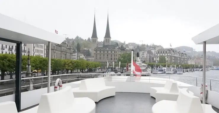 即將出航..下雨最上層艙都沒人...另類包場.. 湖邊星級飯店林立