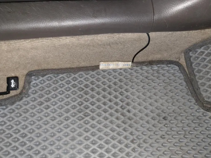 從駕駛座左側進入地毯