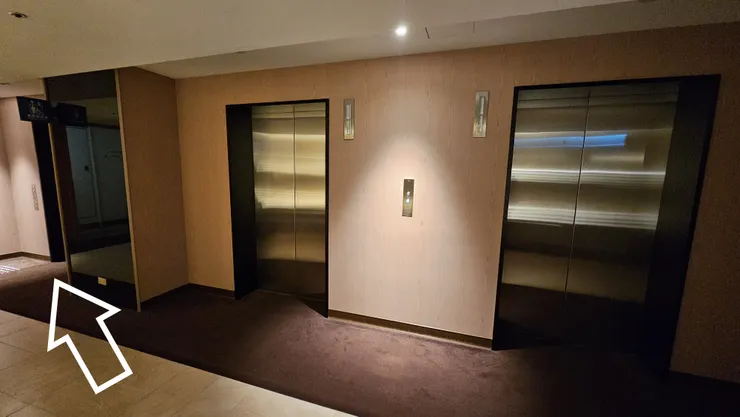 箭頭處是凱達大飯店的無障礙電梯!但旅客時常會被電梯右邊的那根大柱子給擋住視角看不到電梯已經來了!