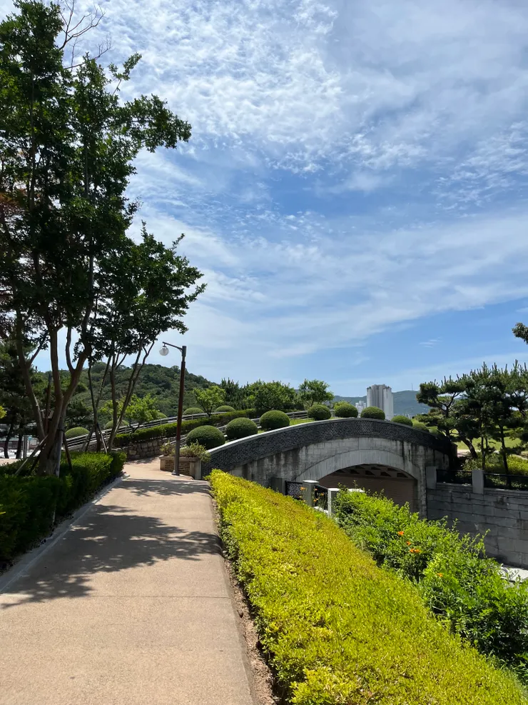 過了圖中的橋就會抵達戶外展示區。