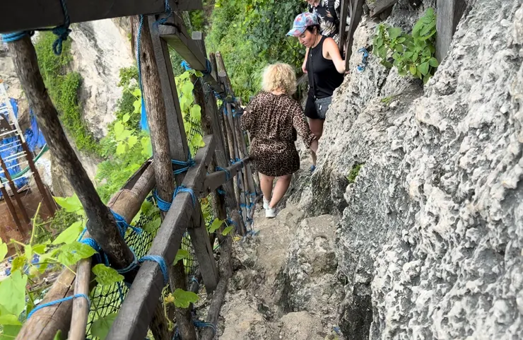 直下海灘的路相當狹窄,多數時候一次只能一人通過