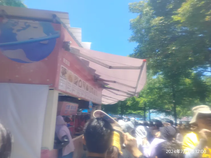 中午人潮眾多，所以要早點來排隊採購～