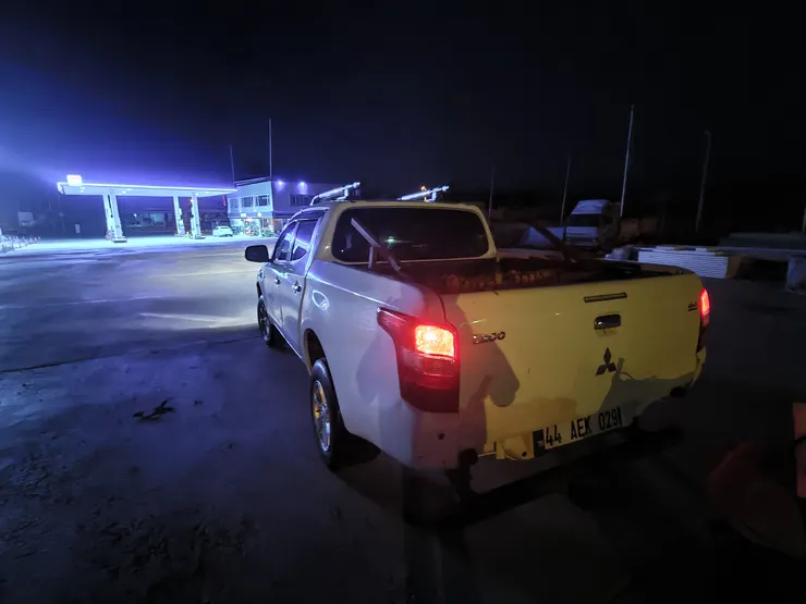 從對方車後拍了一張