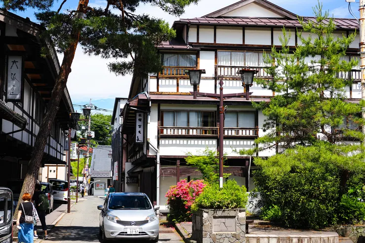 湯畑附近有一區全都是傳統日式旅館，非常有日本味