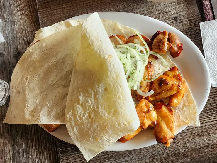 配上烤餅的雞肉串(Шашлык из Курицы)。