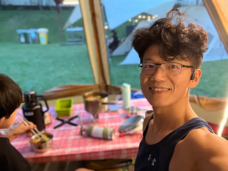 父子倆人在外露營的晚餐，泡麵就打發了