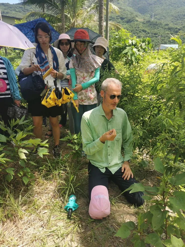 第二區塊在7月豔陽下熱到快受不了的我們，還有正在幫土地消融不快樂的老師