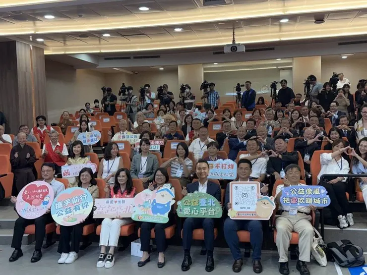 多家企業一同合影。記者洪子凱/攝影