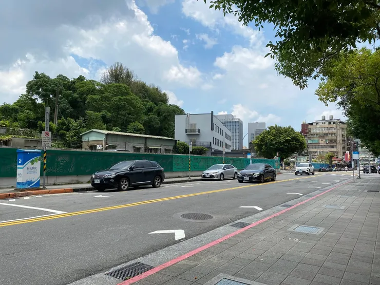 汀州路三段是昔日萬新鐵路。 瑠公圳第二幹線也在此流過