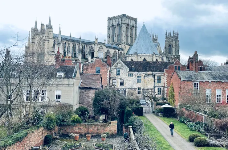 從環繞大教堂的城牆 (City Wall Walk)遠眺建築美景。